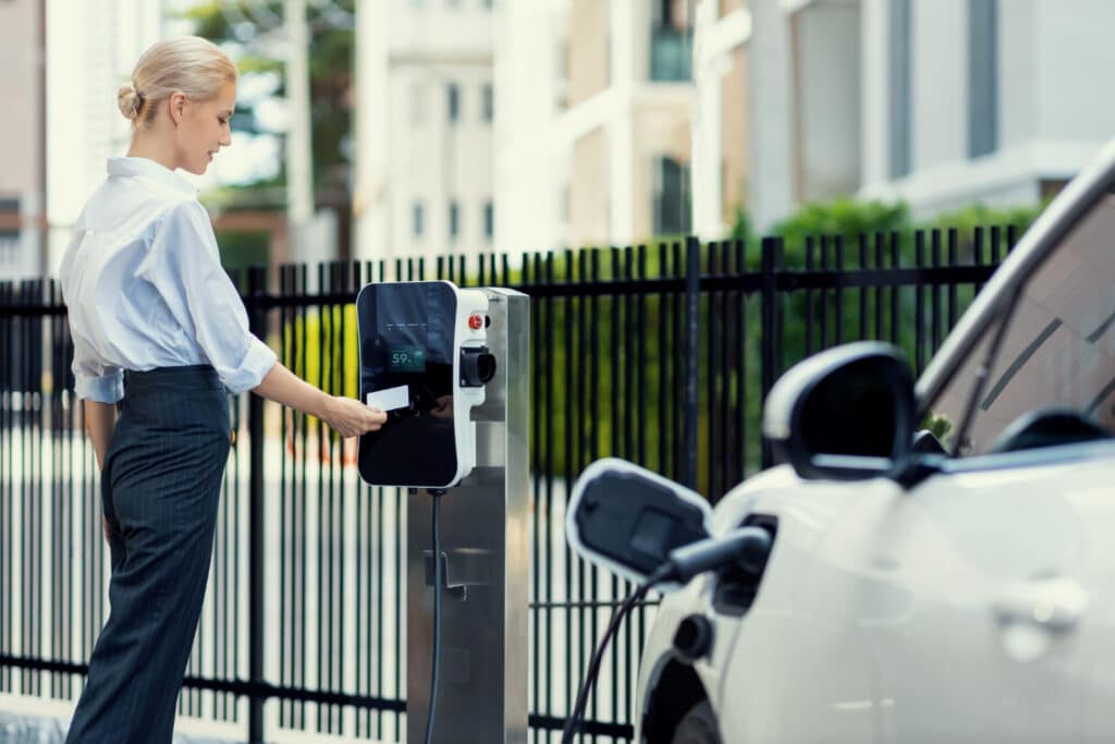 Installation de borne de recharge électrique en entreprise avec système d'accès sécurisé.